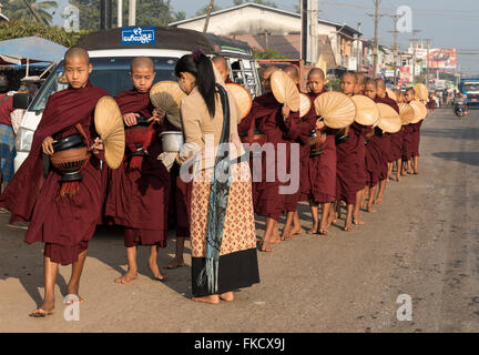 I monaci di mattina alms round per le strade di Mawlamyaing (Mawlamyine), Birmania (Myanmar) Foto Stock