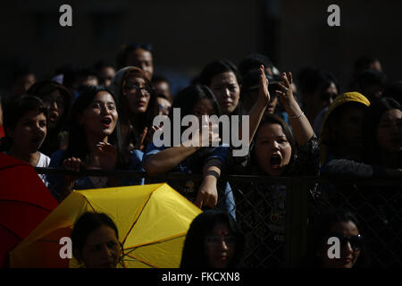 Kathmandu, Nepal. 8 Mar, 2016. Ragazze nepalese di condividere un momento di allegria durante un evento, donne in concerto, tenutasi in occasione della Giornata internazionale della donna con una chiamata a ''fine alla violenza'' contro i bambini e le donne in Kathmandu, Nepal martedì 8 marzo, 16. Credito: Skanda Gautam/ZUMA filo/Alamy Live News Foto Stock