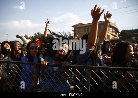 Kathmandu, Nepal. 8 Mar, 2016. Ragazze nepalese di condividere un momento di allegria durante un evento, donne in concerto, tenutasi in occasione della Giornata internazionale della donna con una chiamata a ''fine alla violenza'' contro i bambini e le donne in Kathmandu, Nepal martedì 8 marzo, 16. Credito: Skanda Gautam/ZUMA filo/Alamy Live News Foto Stock