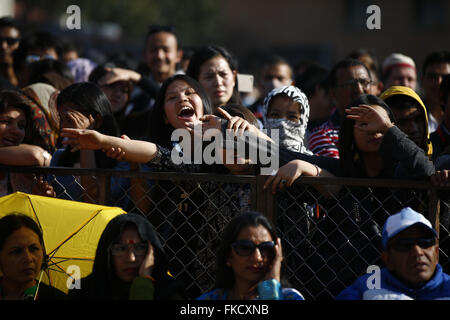 Kathmandu, Nepal. 8 Mar, 2016. Ragazze nepalese di condividere un momento di allegria durante un evento, donne in concerto, tenutasi in occasione della Giornata internazionale della donna con una chiamata a ''fine alla violenza'' contro i bambini e le donne in Kathmandu, Nepal martedì 8 marzo, 16. Credito: Skanda Gautam/ZUMA filo/Alamy Live News Foto Stock