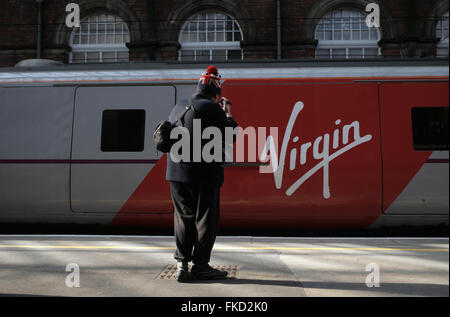 DARLINGTON, County Durham/UK - 2 Marzo 2015 - un appassionato di treno e una Vergine treno a Darlington stazione ferroviaria - Darlington Foto Stock