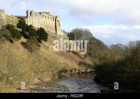 Richmond muro di castello affacciato sul fiume swale. Foto Stock