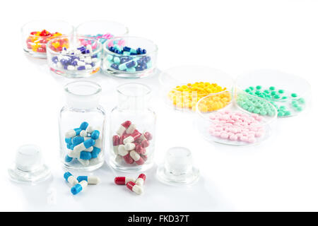 Capsula colorate in contenitore PILL, la sanità e la medicina medicinale healthcare Foto Stock