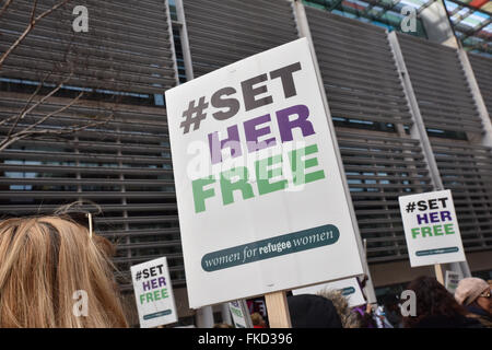 Home Office, Londra, Regno Unito. 8 marzo 2016. La Giornata internazionale della donna, impostare la sua libera, dimostrazione per donne rifugiate è tenuto al di fuori dell'Ufficio. Credito: Matteo Chattle/Alamy Live News Foto Stock