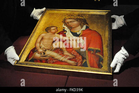 Brno, Repubblica Ceca. 08 Mar, 2016. Rari pittura medievale Madonna di Veveří oltre è raffigurato nel Museo Diocesano di Brno, in Repubblica Ceca, 8 marzo 2016. Essa verrà visualizzata dal 16 marzo. Credito: Igor Zehl/CTK foto/Alamy Live News Foto Stock