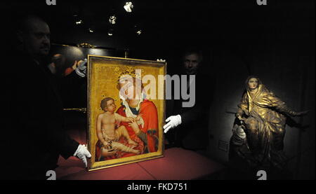 Brno, Repubblica Ceca. 08 Mar, 2016. Rari pittura medievale Madonna di Veveří oltre è raffigurato nel Museo Diocesano di Brno, in Repubblica Ceca, 8 marzo 2016. Essa verrà visualizzata dal 16 marzo. Credito: Igor Zehl/CTK foto/Alamy Live News Foto Stock