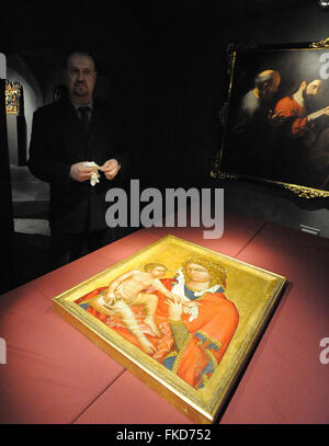 Brno, Repubblica Ceca. 08 Mar, 2016. Rari pittura medievale Madonna di Veveří oltre è raffigurato nel Museo Diocesano di Brno, in Repubblica Ceca, 8 marzo 2016. Essa verrà visualizzata dal 16 marzo. Nella foto il direttore del museo Martin Motycka. Credito: Igor Zehl/CTK foto/Alamy Live News Foto Stock