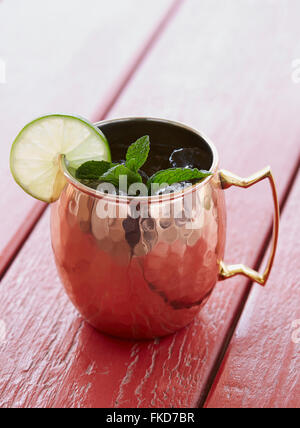Moscow mule cocktail in argento mug Foto Stock