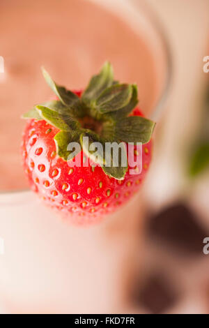 Close-up di fragola, frullato al cioccolato in background Foto Stock