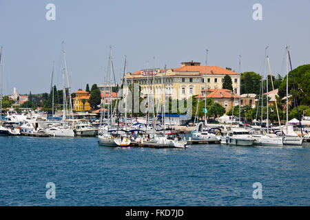 Chiesa di St Donal & Cattedrale Romanica Anastasia e il museo archeologico con campanile,Harbour Bridge,Tramonto,Zadar, Croazia Foto Stock