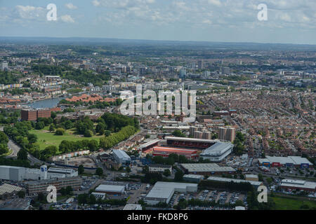 Una veduta aerea di Bristol guardando verso Ashton Gate con il centro della città visibile in distanza Foto Stock