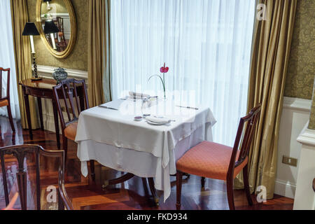 Vuoto sedie e un tavolo in un ristorante, Perù Foto Stock