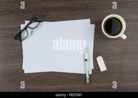 Carta, Eraser Ruler bicchieri e disegno penna con tazza di caffè Foto Stock