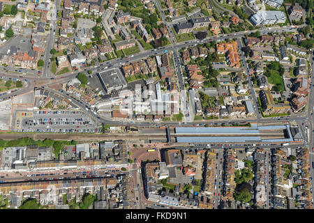 Una veduta aerea della stazione ferroviaria e dintorni di Bexhill on Sea, East Sussex Foto Stock