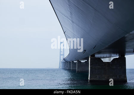 Vista del lato inferiore del Grande Belt bridge visto dal lato di Sealand Foto Stock