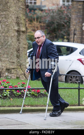 Robert Halfon,Ministro senza portafoglio,arriva a Downing street a frequentare Cabinet Foto Stock