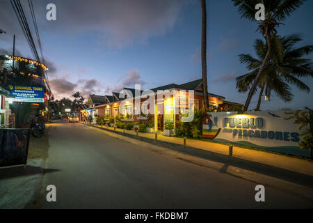 Pueblo de los isole Pescadores di notte, Las Terrenas, Samana Repubblica Dominicana, Caraibi, America, Foto Stock