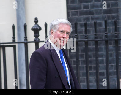 Michael Fallon,il Segretario di Stato per la difesa,arriva al numero 10 di Downing Street per una riunione del gabinetto Foto Stock