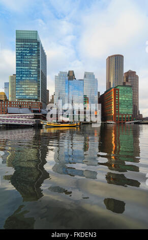 Waterfront edifici riflettono in acqua Foto Stock