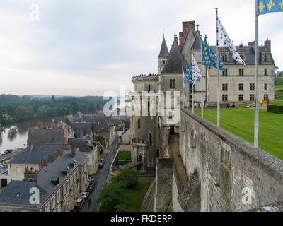 Il castello reale di Amboise affacciato su Amboise e il fiume Loira. Foto Stock