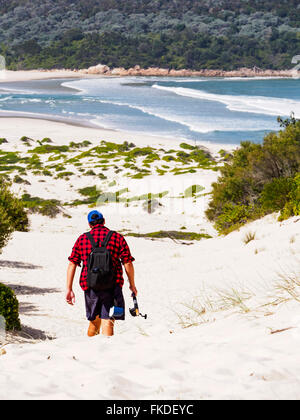 Metà uomo adulto camminando sulla spiaggia Foto Stock