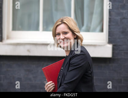Ambra Rudd,il Segretario di Stato per l'energia e il cambiamento climatico,al numero 10 di Downing Street per una riunione del gabinetto Foto Stock