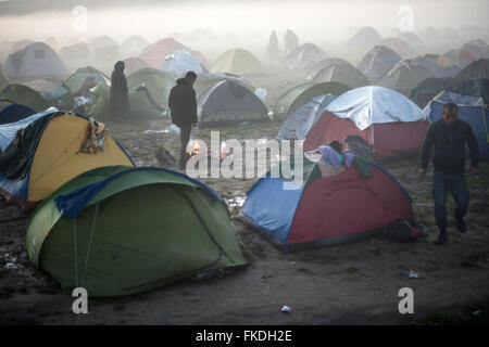 Idomeni, Grecia. 8 Marzo, 2016. Panoramica delle tende sotto la nebbia di mattina al camp di Idomeni, il confine tra la Grecia e la Macedonia. I migranti nella nebbia a camp di Idomeni in Grecia in attesa di andare oltre il punto di arresto del greco-confine macedone, sulla strada per il camp di Gevgelija in Macedonia. Condizioni di estrema difficoltà al Idomeni's camp dove la popolazione ha superato le 10.000 unità. Al momento ci sono circa 400 rifugiati attraversano il confine in direzione del campo di Gevgelija in Macedonia a continuare il loro viaggio a nord Credito: PACIFIC PRESS/Alamy Live News Foto Stock