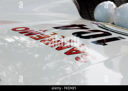 Merano, Italia - 9 Luglio 2015: Close-up del cofano anteriore di un bianco Porsche 911 Carrera RS 2.7 presso il tempo suddiviso in Merano Foto Stock