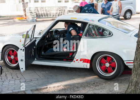 Merano, Italia - 9 Luglio 2015: vista laterale della Porsche 911 con driver Ralph Kracker in auto Foto Stock