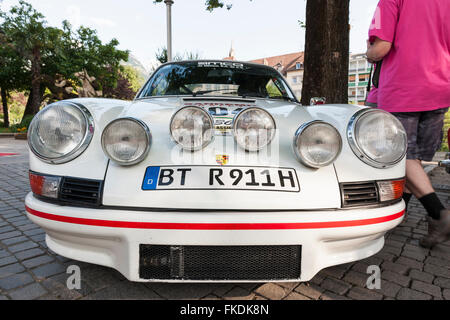 Merano, Italia - 9 Luglio 2015: vista frontale di un bianco Porsche 911 Carrera RS 2.7 presso il tempo suddiviso in Merano Foto Stock