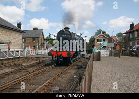 45428 4-6-0 Eric Treacy classe 5MT NERO Stanier 5 lasciando Grosmont Foto Stock