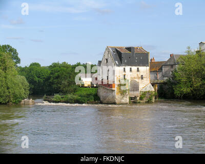 Un mulino ad acqua presso il villaggio di Savonnières attraverso il fiume Cher. Foto Stock