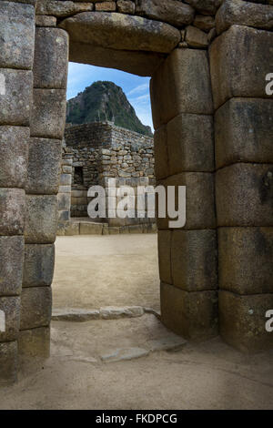 Vista del picco di montagna attraverso il muro di pietra a Machu Picchu Cusco, Regione, Provincia di Urubamba, Machupicchu distretto, Perù Foto Stock