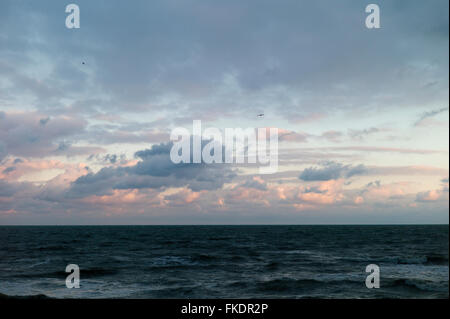 Mattina nubi sul mare, Normandia, Francia Foto Stock