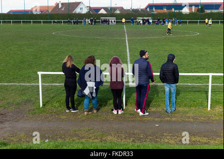 Gli spettatori presso il village partita di calcio, in Normandia, Francia Foto Stock