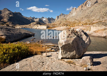 WYOMING - piccolo lago in Titcomb nel bacino del fiume del vento gamma di Bridger Wilderness area in Bridger-Teton National Forest. Foto Stock