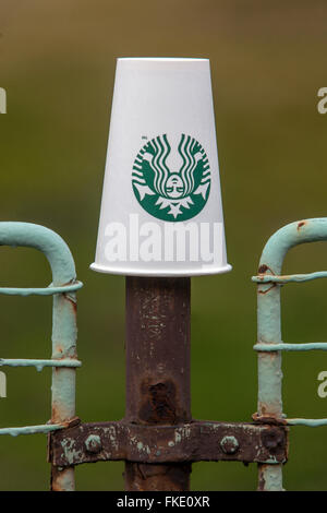 Tazza di caffè Starbucks sulla recinzione Foto Stock