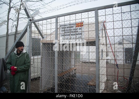 Lavoratori migranti al checkpoint al confine macedone tra la Grecia e la Macedonia nel campo di Idomeni. I migranti presso il camp di Idomeni in Grecia in attesa di passare il checkpoint al confine Greek-Macedonian, sulla strada per il camp di Gevgelija in Macedonia. Estrema difficoltà è vissuta al Idomeni's camp dove la popolazione ha superato 10.000. Al momento ci sono circa 400 rifugiati attraversano il confine in direzione del campo di Gevgelija in Macedonia a continuare il loro viaggio verso nord in Europa occidentale. (Foto di Ivan Romano/Pacific Stampa) Foto Stock