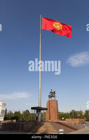 Bishkek, Kirghizistan - 30 Settembre 2014: grande bandiera pole su Ala-Too Square a Bishkek. Foto Stock