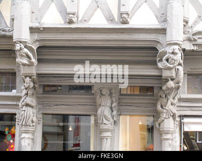 Definizione di una finestra di casa con intricate sculture di legno. Foto Stock