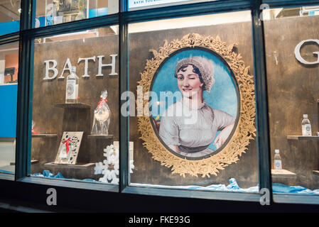 Jane Austen Bath UK, una mostra di Bath Gin nella finestra di un negozio nel centro della città di Bath fa uso di un grande ritratto di Jane Austen. Foto Stock