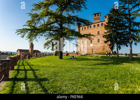 Grinzane Cavour Castello, Patrimonio Mondiale, vicino Barolo, strada del vino, Langhe Cuneo, Piemonte Italia Foto Stock