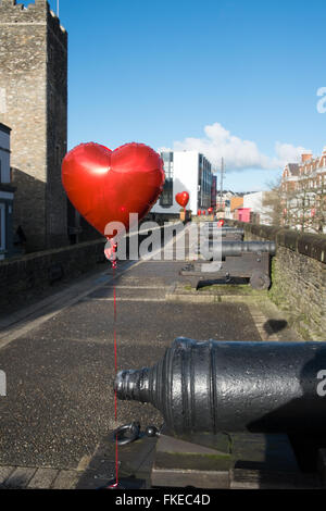 Palloncini rossi legata a cannoni a Derry City Walls Derry Londonderry Irlanda del Nord Foto Stock