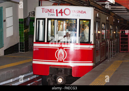 Carrello funicolare, livello superiore del Tunel Karakoy alla funicolare di Beyoglu, Istanbul, Turchia Foto Stock