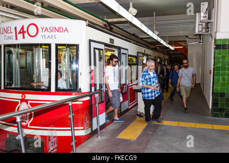 I passeggeri scendono dalla funicolare, Karakoy Tunel alla funicolare di Beyoglu, Istanbul, Turchia Foto Stock