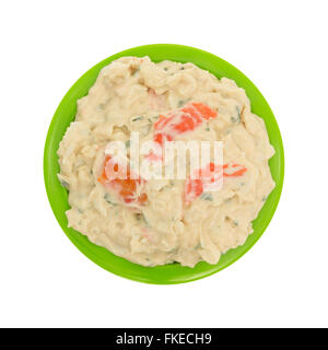 Vista dall'alto di un verde ciotola riempita con uno spuntino a base di aragosta dip isolato su uno sfondo bianco. Foto Stock