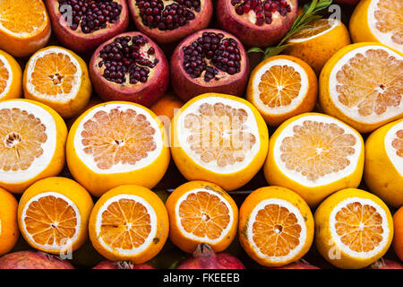 Tagliate la frutta in vendita su un frutto in stallo, Istanbul, Turchia Foto Stock