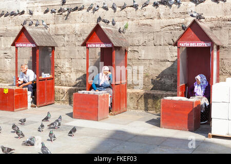 Gente che vende cibo per piccioni presso la Nuova Moschea, Eminonu Yeni Camii, Eminonu, Istanbul, Turchia Foto Stock