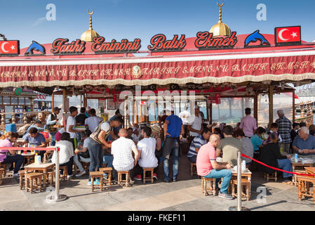 Persone a cena in un street cafe, Golden Horn, Eminonu, Istanbul, Turchia Foto Stock