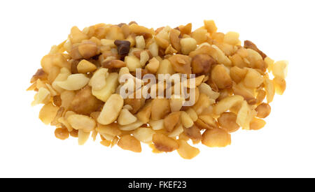 Vista laterale di una porzione di tostati e salati di noce macadamia pezzi isolati su uno sfondo bianco. Foto Stock